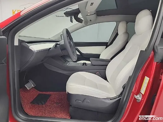 Tesla Model Y AWD — миниатюра 1