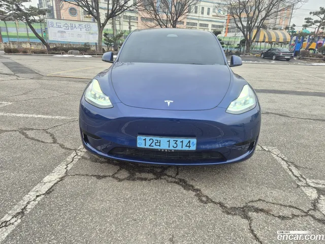 Tesla Model Y RWD — миниатюра 1