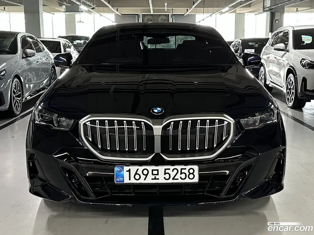 BMW 5 Series (G60) 520i M — миниатюра 1