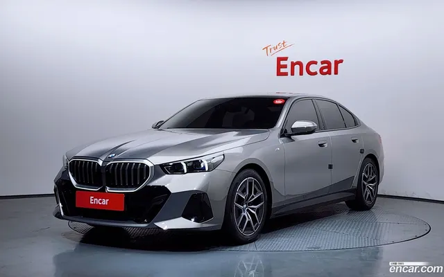 BMW 5 Series (G60) 523d M — миниатюра 1