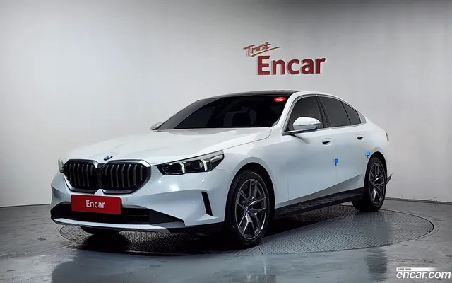 BMW 5 Series (G60) 520i — миниатюра 1