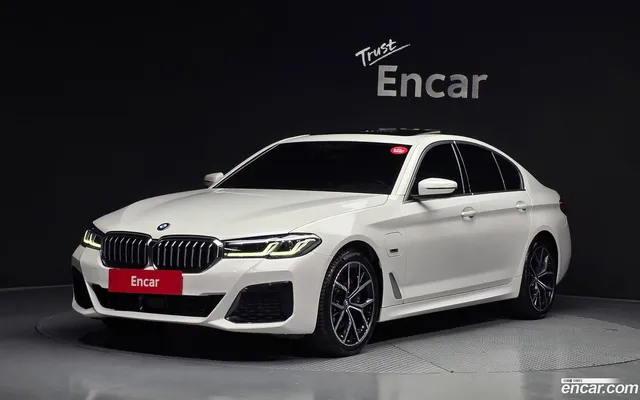 BMW 5 Series (G30) 530e M — миниатюра 1