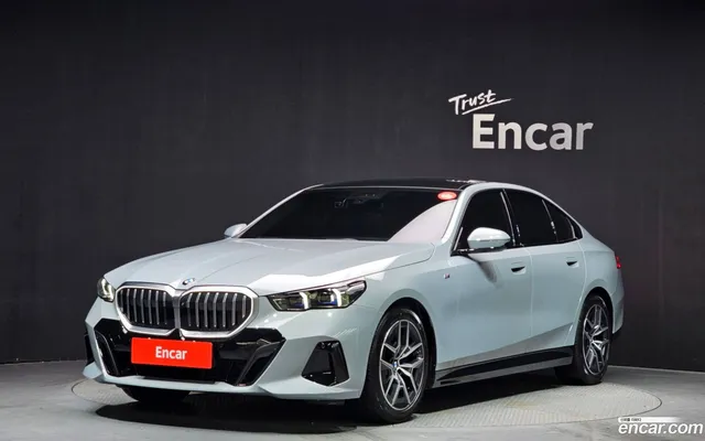 BMW 5 Series (G60) 523d M — миниатюра 1