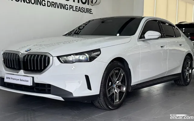 BMW 5 Series (G60) 520i — миниатюра 1