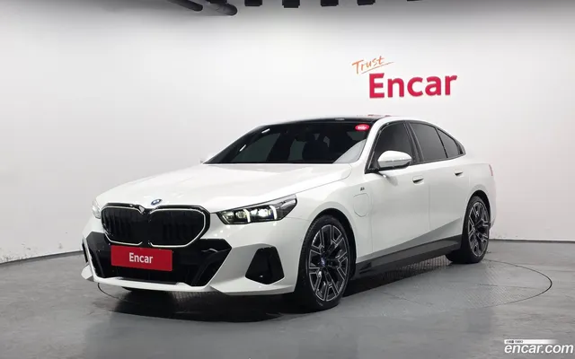 BMW 5 Series (G60) 530e xDrive M — миниатюра 1