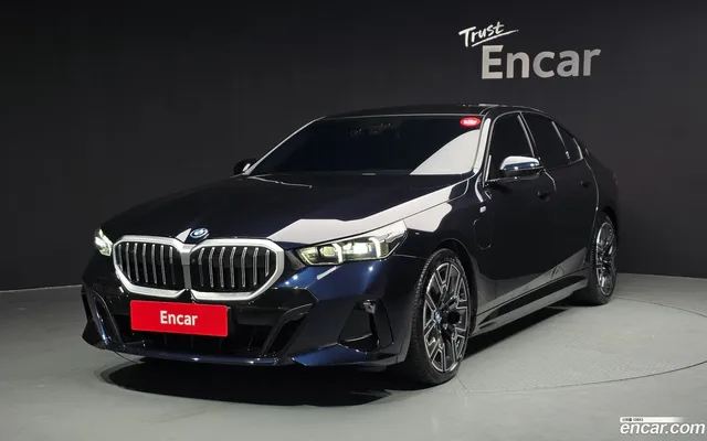 BMW 5 Series (G60) 530e M — миниатюра 1