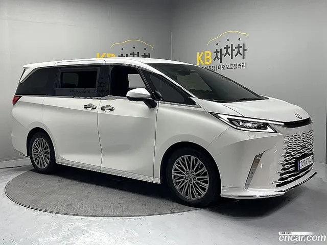 Lexus LM 2 500h — миниатюра 1