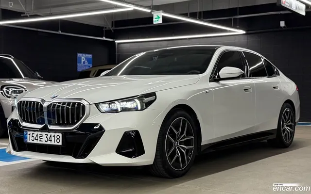 BMW 5 Series (G60) 523d M — миниатюра 1