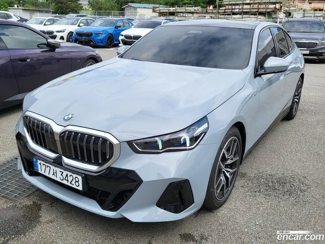 BMW 5 Series (G60) 520i M — миниатюра 1