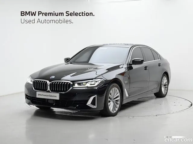BMW 5 Series (G30) 530e — миниатюра 1