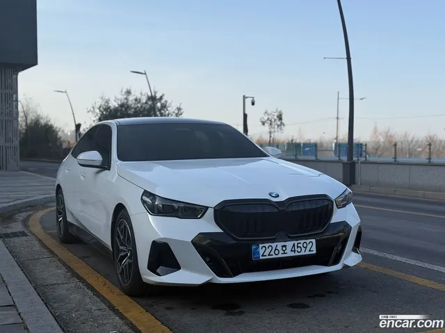 BMW 5 Series (G60) 523d M — миниатюра 1