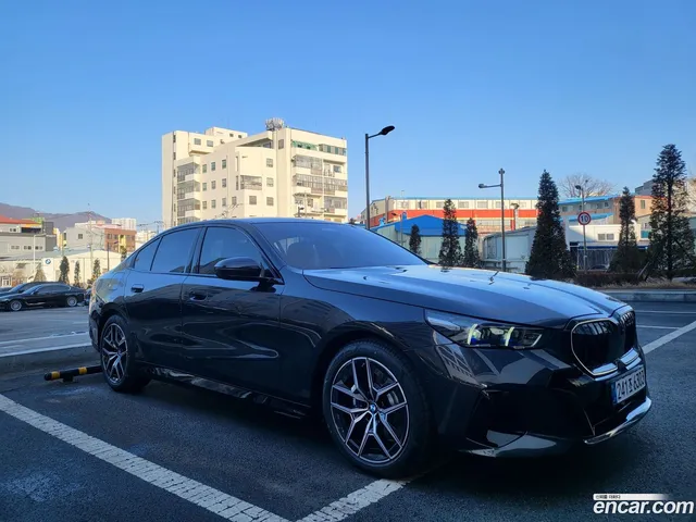BMW 5 Series (G60) 520i M — миниатюра 1