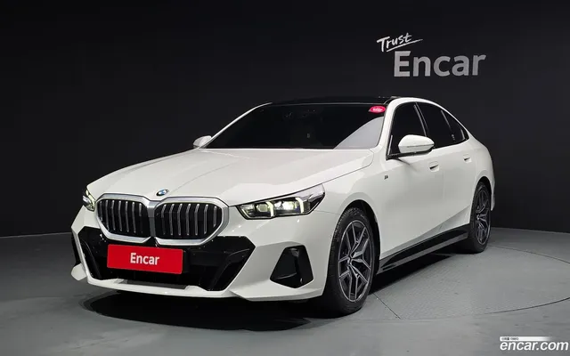 BMW 5 Series (G60) 520i M — миниатюра 1