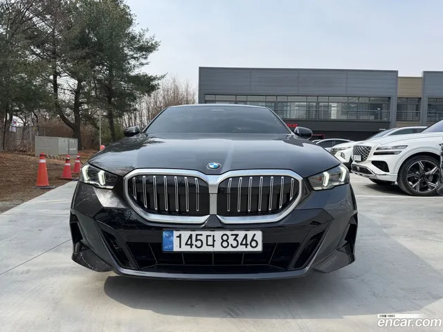 BMW 5 Series (G60) 520i M — миниатюра 1