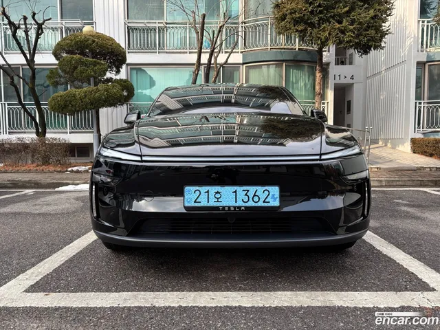 Tesla Model Y RWD — миниатюра 1