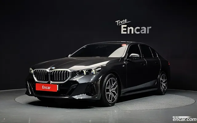 BMW 5 Series (G60) 520i M — миниатюра 1