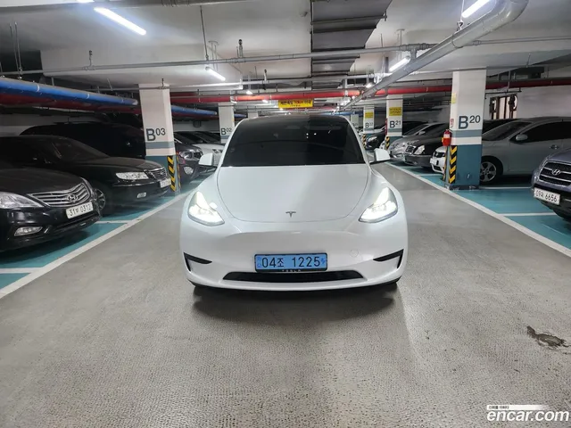 Tesla Model Y RWD — миниатюра 1