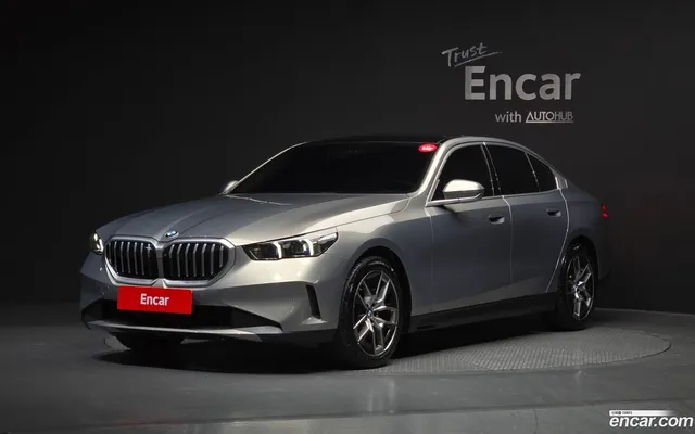 BMW 5 Series (G60) 520i — миниатюра 1