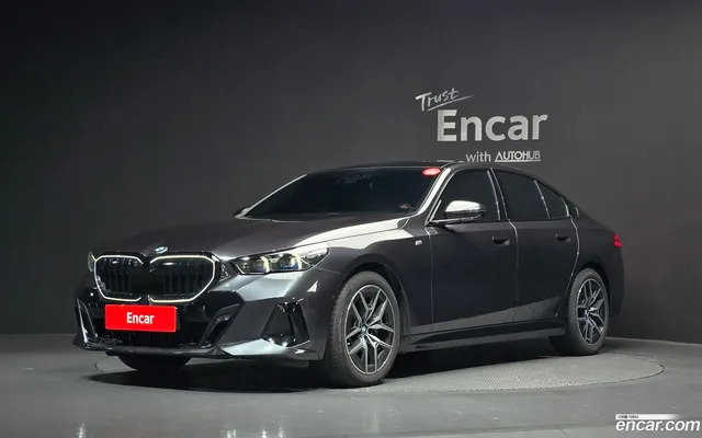 BMW 5 Series (G60) 520i M — миниатюра 1