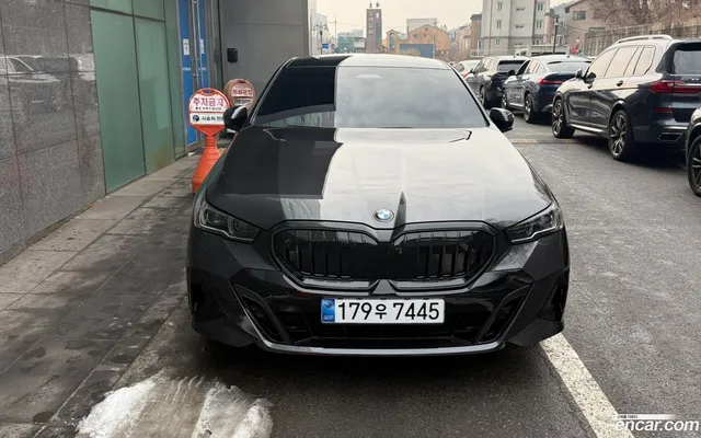 BMW 5 Series (G60) 520i M — миниатюра 1
