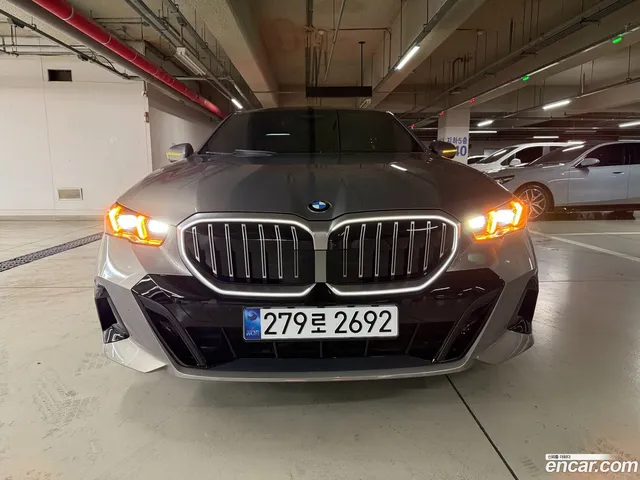BMW 5 Series (G60) 520i M — миниатюра 1