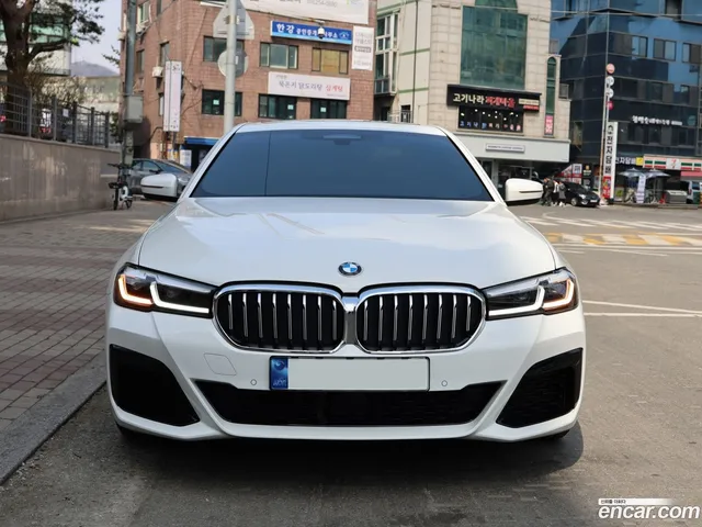BMW 5 Series (G30) 520i M — миниатюра 1