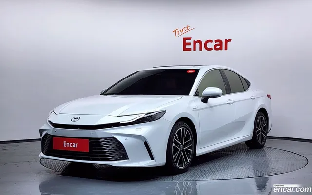 Toyota (XV80) 2.5 XLE — миниатюра 1