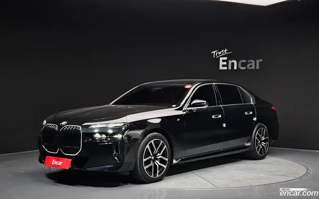 BMW 7 Series (G70) 740i xDrive M — миниатюра 1