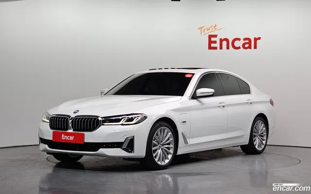 BMW 5 Series (G30) 530e — миниатюра 1
