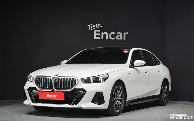 BMW 5 Series (G60) 520i M — миниатюра 1