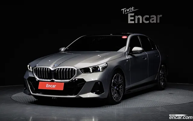 BMW 5 Series (G60) 530e M — миниатюра 1