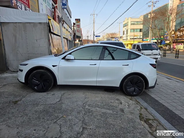 Tesla Model Y RWD — миниатюра 1
