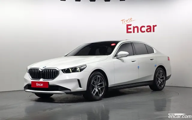 BMW 5 Series (G60) 520i — миниатюра 1