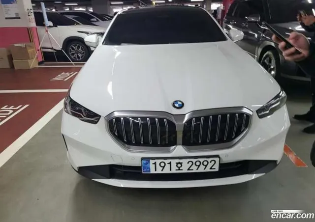BMW 5 Series (G60) 530i xDrive — миниатюра 1