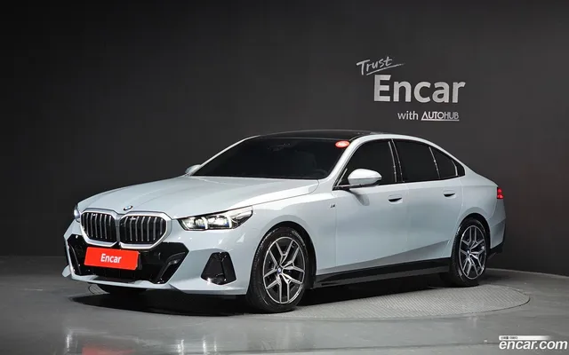 BMW 5 Series (G60) 520i M — миниатюра 1