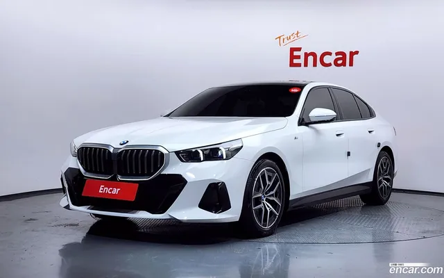 BMW 5 Series (G60) 520i M — миниатюра 1