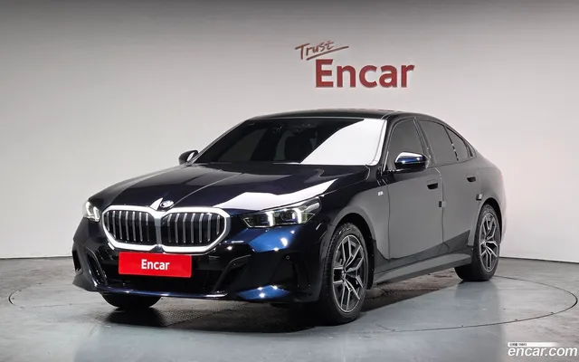 BMW 5 Series (G60) 520i M — миниатюра 1