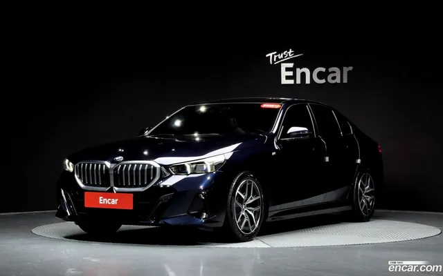 BMW 5 Series (G60) 520i M — миниатюра 1