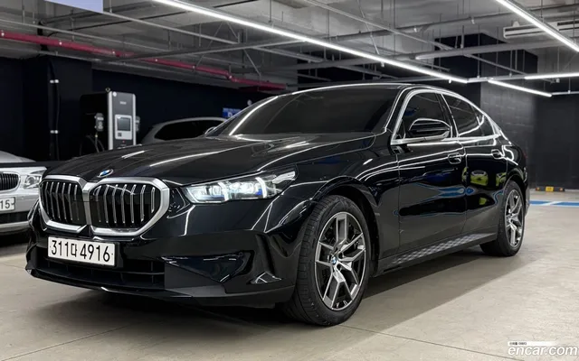 BMW 5 Series (G60) 523d — миниатюра 1