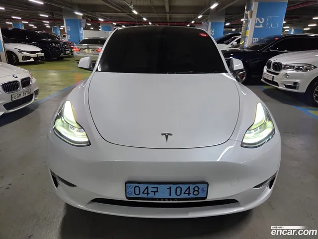 Tesla Model Y AWD — миниатюра 1
