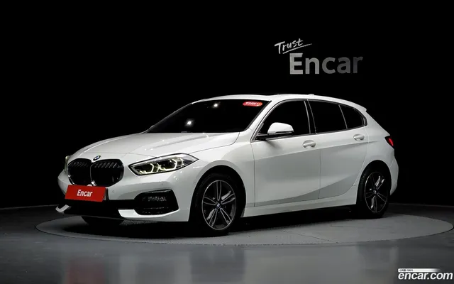 BMW 1 Series (F40) 120i — миниатюра 1