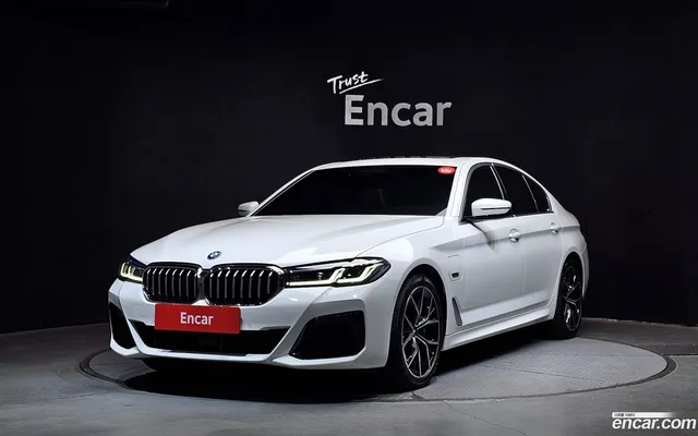 BMW 5 Series (G30) 530e M — миниатюра 1