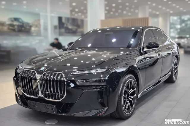 BMW 7 Series (G70) 740i xDrive M — миниатюра 1