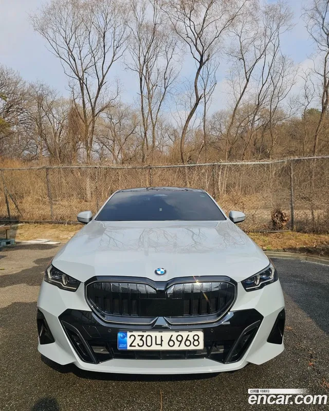 BMW 5 Series (G60) 520i M — миниатюра 1