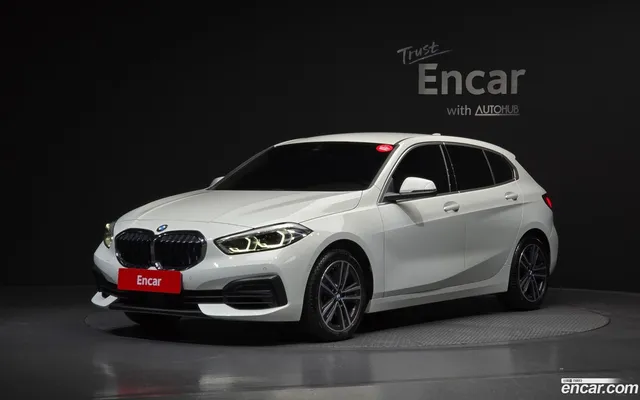 BMW 1 Series (F40) 120i — миниатюра 1