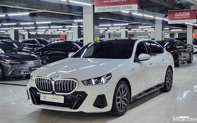 BMW 5 Series (G60) 520i M — миниатюра 1
