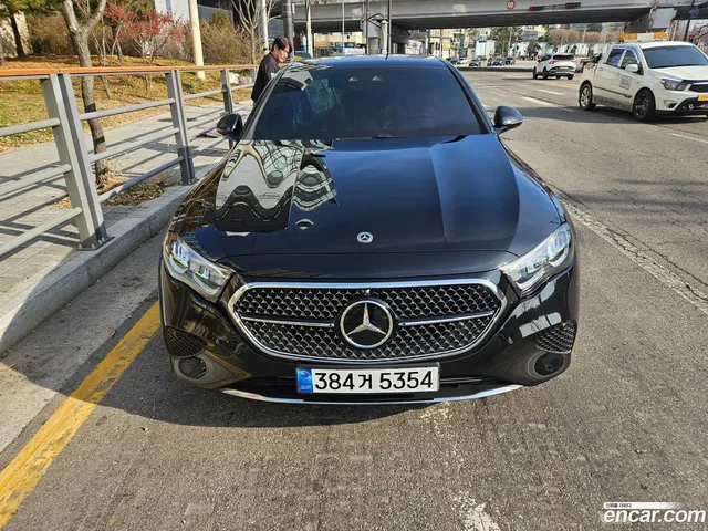 Mercedes-Benz E-Class (W214) E200 — миниатюра 1