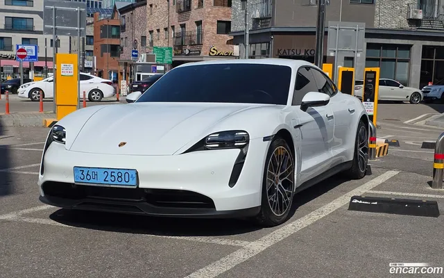 Porsche Taycan — миниатюра 1