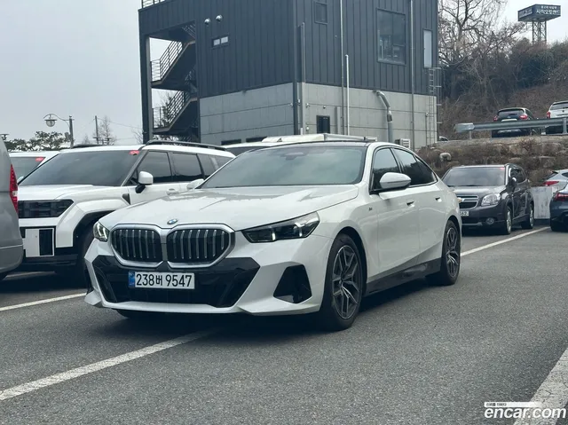 BMW 5 Series (G60) 520i M — миниатюра 1