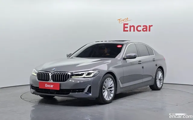 BMW 5 Series (G30) 520i — миниатюра 1